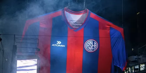 San Lorenzo y Atomik presentaron las camisetas para 2026 en la esquina de San Juan y Boedo