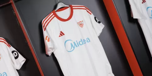 Sevilla estrenó su nueva alianza con adidas y presentaron su camiseta titular para 2025/26