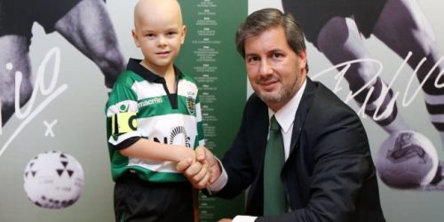 El Sporting de Lisboa fich&oacute; simb&oacute;licamente a un ni&ntilde;o de cinco a&ntilde;os