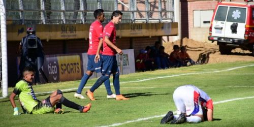 Once juveniles, sin suplentes y un polémico abandono: el extraño caso de Universitario de Sucre