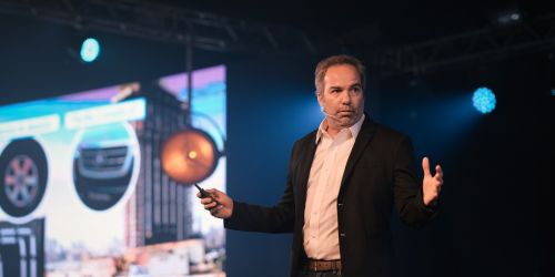 Sebasti&aacute;n Zajdman, Mercedes-Benz: "Encontramos en el streaming la posiblidad de entretener a nuestros clientes"
