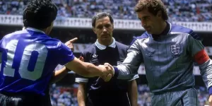 El árbitro que dirigió Argentina e Inglaterra en México 86, vende la pelota de aquel día