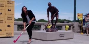 La estatua de Luciana Aymar se sumó al Paseo de la Gloria