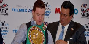Canelo Álvarez recibió el cinturón por ser campeón del CMB