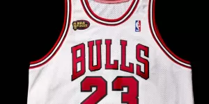 La cifra récord por la que se subastó una camiseta histórica de Michael Jordan