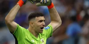 "Dibu" Mart&iacute;nez solidario: se subastar&aacute;n los guantes que us&oacute; en el Mundial