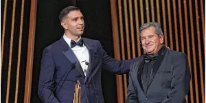 Dibu Mart&iacute;nez se qued&oacute; con el Trofeo Yashin 2023