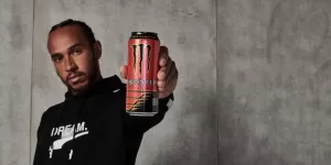 Hamilton deberá rescindir su contrato de patrocinio con Monster tras pasar a Ferrari