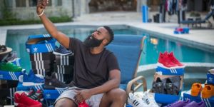 adidas llen&oacute; de zapatillas la casa de James Harden