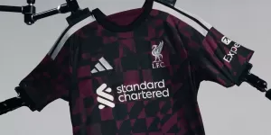 Liverpool present&oacute; su tercera camiseta para la temporada 2026/27