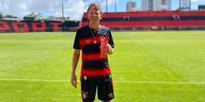 El hincha del a&ntilde;o: Camina 12 horas para ir y volver del estadio de su club y la FIFA lo premi&oacute;