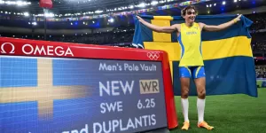 Quién es Armand Duplantis, el hombre récord en salto con garrocha