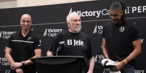 Se retiró Gregg Popovich, el entrenador campeón con Ginobili: ¿Cuánto dinero acumuló en su carrera?
