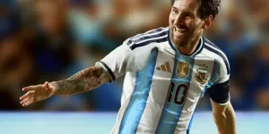 El Teatro Colón se vistió de celeste y blanco para presentar la nueva camiseta de la AFA