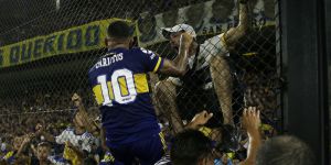 Tevez en el podio de los futbolistas argentinos con m&aacute;s t&iacute;tulos 