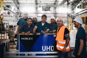 Sampaoli visit&oacute; la f&aacute;brica de Noblex y brind&oacute; una charla motivacional a sus empleados
