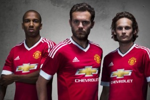 adidas present&oacute; la camiseta del Manchester United