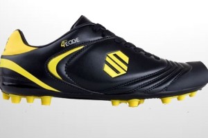 Se presentaron unos curiosos botines con la punta cuadrada