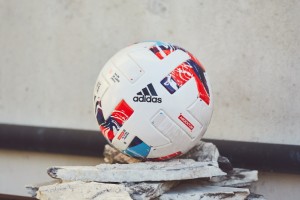adidas present&oacute; la nueva pelota del f&uacute;tbol argentino inspirada en el R&iacute;o de La Plata