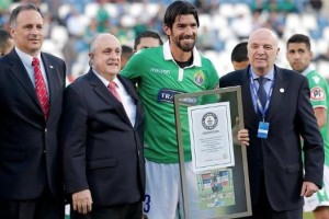 Guinness World R&eacute;cords reconoci&oacute; al &ldquo;Loco&rdquo; Abreu en la previa de un partido por la Sudamericana