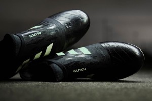 adidas present&oacute; su nueva l&iacute;nea de cobertores para botines para jugar en la noche