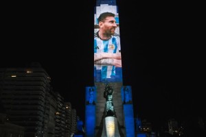 adidas realizó un homenaje a Messi y a la selección en el monumento a la bandera