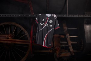 adidas present&oacute; la tercera camiseta de River Plate