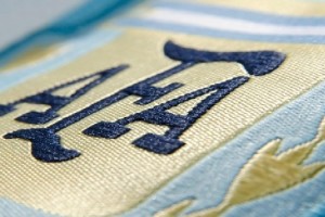 El escudo que la AFA creó para distinguirse de sus rivales en blanco y negro cumple 41 años 