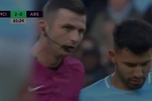 Ag&uuml;ero fue sustituido y mientras sal&iacute;a le tuvo que hacer un favor al &aacute;rbitro