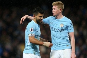 De Bruyne bromea con Ag&uuml;ero y se adue&ntilde;a de la pelota que gan&oacute; por el hat trick