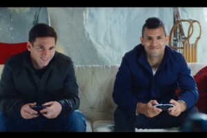 Agüero y Messi juegan al FIFA16 contra dos renos en la casa de Papá Noel