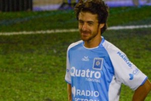 La camiseta homenaje a Pablo Aimar por la vuelta al club donde se form&oacute;