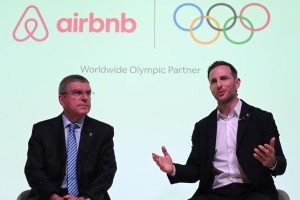 Luego de que Airbnb fue anunciado como sponsor del COI, París advierte riesgos en el acuerdo 