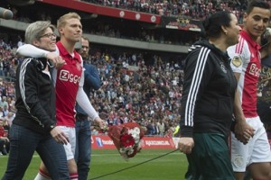Los jugadores del Ajax ingresaron al campo de juego con sus madres