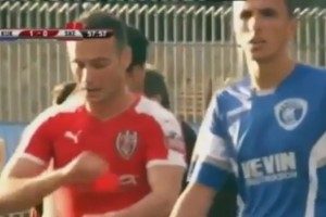 La historia del jugador albano que le rompi&oacute; la tarjeta roja al &aacute;rbitro tras ser expulsado