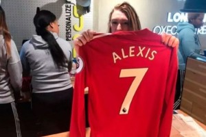 Alexis S&aacute;nchez llega al Manchester United con un salario r&eacute;cord 