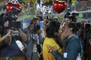 Emotiva propuesta de matrimonio en la premiaci&oacute;n del rugby ol&iacute;mpico femenino