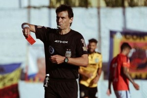 Un árbitro fue acusado de suspender un partido para llegar a dar un show tributo a Joan Manuel Serrat