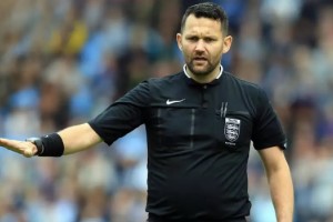 Suspenden a un &aacute;rbitro por definir el sorteo inicial con un &ldquo;piedra, papel o tijeras&rdquo;