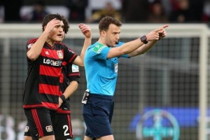 El &aacute;rbitro de Leverkusen - Dortmund abandon&oacute; el campo de juego por las protestas