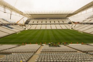 Corinthians eval&uacute;a vender el nombre de su estadio para 2016