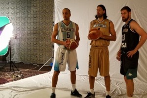 Con Gin&oacute;bili, Scola y Nocioni, el b&aacute;squet argentino present&oacute; sus camisetas para R&iacute;o