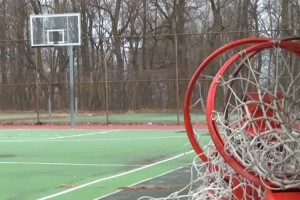 Estados Unidos saca los aros de b&aacute;squet de las calles para evitar que se juegue durante el coronavirus