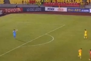 El ins&oacute;lito saque de voleibol del arquero sirio por Eliminatorias