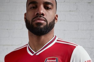 Arsenal y adidas presentan su alianza lanzando la camiseta titular del equipo