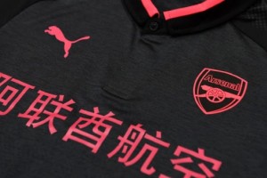  El Arsenal FC tradujo la publicidad de su camiseta al mandar&iacute;n durante su gira amistosa por Asia