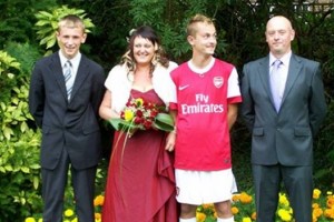 Un hincha del Arsenal se cas&oacute; vestido con la camiseta del club