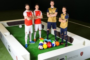 Los jugadores del Arsenal juegan al FootPool junto a Citro&euml;n