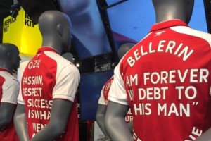 La tienda oficial del Arsenal FC prepar&oacute; un emotivo homenaje a Wenger junto a los jugadores