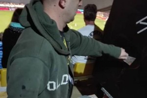 Un artista pint&oacute; su obra durante un partido en La Bombonera